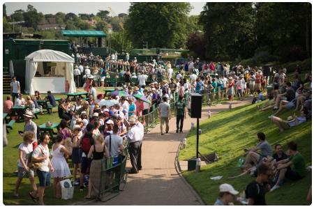 Fila per i biglietti al torneo di Wimbledom